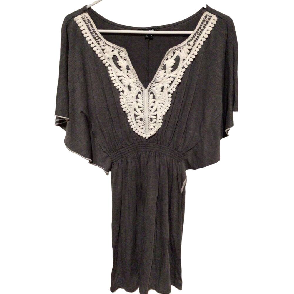 My Michelle Women’s Gray White Lace Collar Short Sleeve Top Size Small Casual